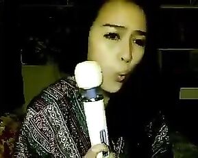 Zilla_x rubbing her clit in live xxx webcam show