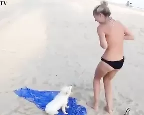 Slim and sexy girl on the beach play with dog webcam show