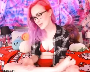 Blonde shakes her tits