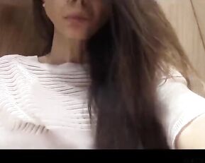 Stunning tanned webcam girl