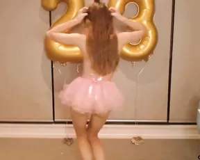 Round ass webcam model showing off