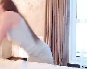 Using her lips to make him cum