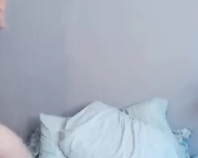 Marymoody young girl in bed hot play with vibrator to clit webcam show