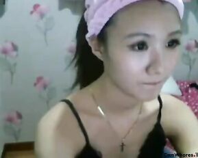 Young asian teen hot fingering pussy in bed webcam show
