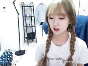 Little asian blonde fingering her pussy in bed webcam show