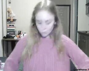 She Lets Her Boyfriend Finger Her On Webcam