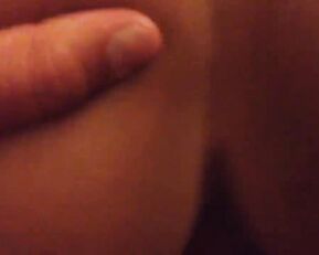 Slim babe drills her slit on webcam.