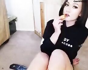 Song_li sexy teen brunette teasing body webcam show