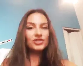 J_capuletti beautiful milf fingering her wet pussy private show