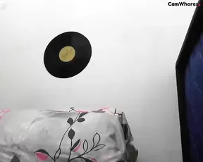 Alt chick likes to watch herself getting fucked