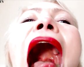 Fat mature blonde in stockings fingering webcam show