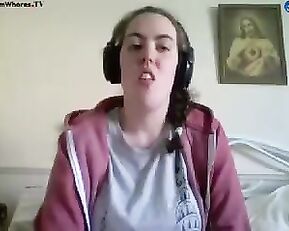 darraghxx juicy busty girl fingering in bed webcam show