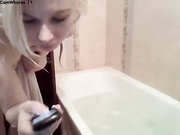 Adamantis young naked blonde in bath webcam show