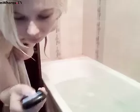 Adamantis young naked blonde in bath webcam show