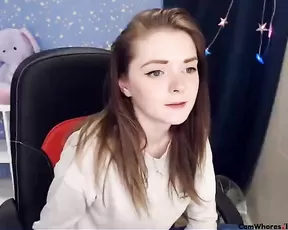 danni_kelso slim teen on chair fingering webcam show
